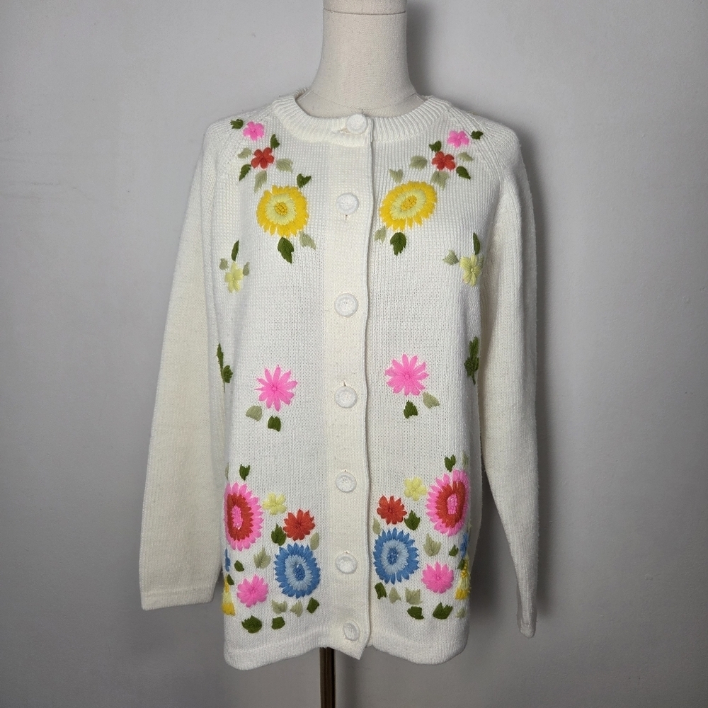 Vintage Floral Embroidery Button Front Cardigan - Picture 2 of 9